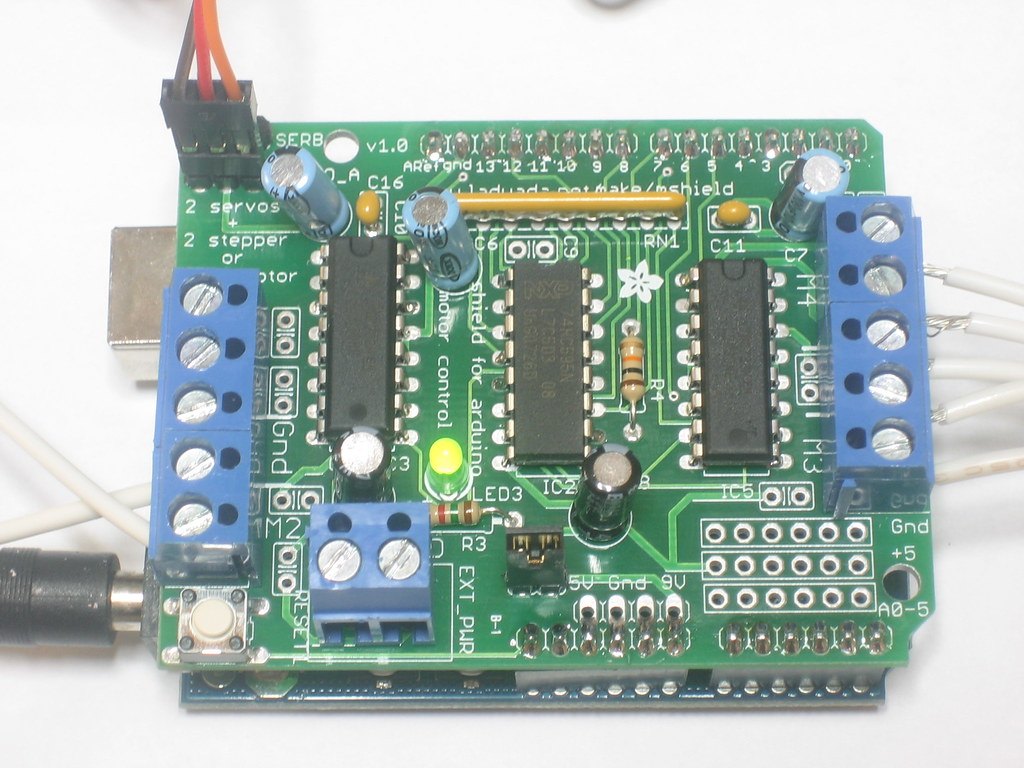 Carte Arduino avec shield moteur, exemple d'objet technique programmable