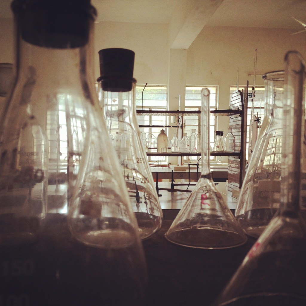 Fioles Erlenmeyer en laboratoire de chimie