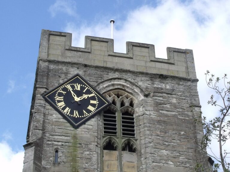 Horloge de clocher symbolisant la chronologie des grandes dates historiques