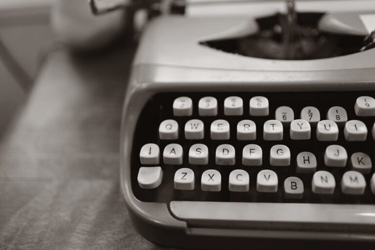 Clavier de machine a ecrire vintage, symbole de l'ecriture litteraire